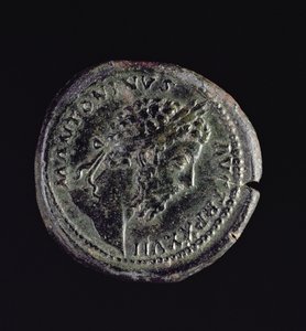 Sestertius (avers) ražený Marcusem Aureliem (161-180 AD) s hlavou Marca Aurelia (121-180) (revers viz 119154)